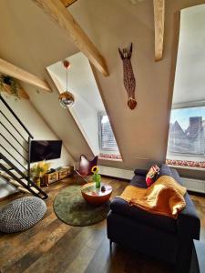 ein Wohnzimmer mit Sofa und Fernseher in der Unterkunft LTS RENT Luxury&Comfortable Etno Loft OLD TOWN free parking in Danzig