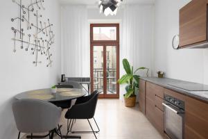 Kuchyň nebo kuchyňský kout v ubytování Tichý apartmán v centru města u metra s balkónem a parkováním + 12 fotografií