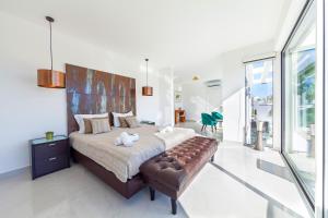 ein Schlafzimmer mit einem großen Bett und einer Couch in der Unterkunft Villa Catalina by Algarve Vacation in Armação de Pêra + 42 Fotos