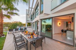 einen Essbereich im Freien mit einem Tisch und Stühlen in der Unterkunft Villa Catalina by Algarve Vacation in Armação de Pêra