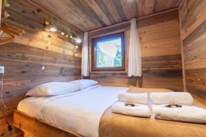シャモニー・モンブランにあるAppartement T4 familial à Chamonix, avec Parking et près des Grand Montetsの木造キャビン内のベッド1台が備わるベッドルーム1室を利用します。 +15枚の写真