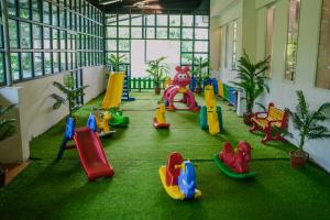 AthirappillyAthirappilly Rainland Resort的儿童游乐区,在草地上摆放玩具