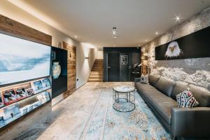 Televízia a/alebo spoločenská miestnosť v ubytovaní Loft in the Alps Penthouse