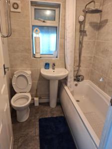 Ένα μπάνιο στο Fantastic 3-bed with free parking & Wi-Fi Located in Chatham Kent