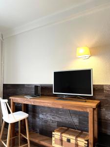 Hotel & Restaurant Figueres Parc的电视和/或娱乐中心
