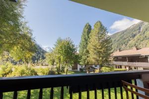 シャモニー・モンブランにあるAppartement T4 familial à Chamonix, avec Parking et près des Grand Montetsの家のバルコニーから山々の景色を望めます。