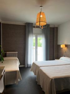 Hotel & Restaurant Figueres Parc客房内的一张或多张床位