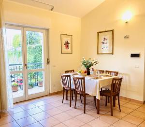 una sala da pranzo con tavolo e sedie di Appartamento a Fiuggi con 2 camere, splendida vista sulle montagne e perfetto per 4 ospiti a Fiuggi