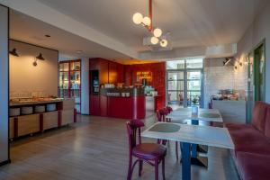 Kuchyň nebo kuchyňský kout v ubytování Antares Hotel