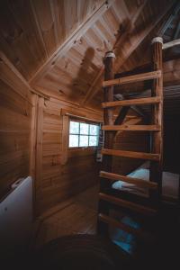 Innenansicht einer Blockhütte mit Etagenbett in der Unterkunft Le Kota Montagne in Les Poulières