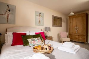 En eller flere senge i et værelse på Ground Wing - Norfolk Cottage Agency