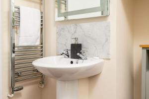 Et badeværelse på Ground Wing - Norfolk Cottage Agency + 10 billeder