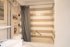 Un baño con ducha, bañera y WC. en Casa Alejandro WIFI & POOL & 24H SECURITY, en Arona