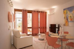 una sala de estar con una mesa y sillas en Casa Alejandro WIFI & POOL & 24H SECURITY, en Arona