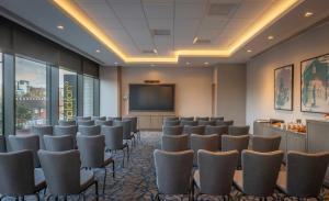 リバプールにあるMaldron Hotel Liverpool City Centreの会議室(椅子、プロジェクションスクリーン付)