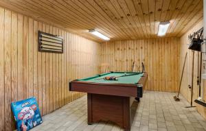 Biliár nebo kulečník v ubytování Gorgeous Home In Blokhus With Sauna + 18 fotografií