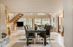 TV a/nebo společenská místnost v ubytování Gorgeous Home In Blokhus With Sauna