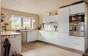 Kuchyň nebo kuchyňský kout v ubytování Gorgeous Home In Blokhus With Sauna