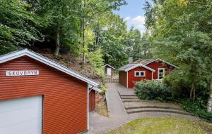 alguns edifícios vermelhos com garagem em Nice Home In Gistrup With Wifi em Gistrup