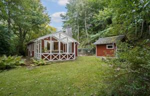 Um jardim no exterior de Nice Home In Gistrup With Wifi