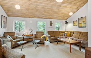 uma sala de estar com sofás e cadeiras e um tecto de madeira em Nice Home In Gistrup With Wifi em Gistrup