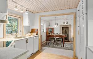 kuchnia i jadalnia ze stołem i kominkiem w obiekcie Nice Home In Gistrup With Wifi w mieście Gistrup +9 zdjęć