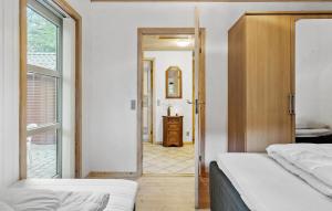 Uma cama ou camas num quarto em Nice Home In Gistrup With Wifi