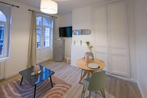 Et tv og/eller underholdning på Le Lupin - Petite terrasse - 250m plage