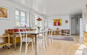 una cucina e una sala da pranzo con tavolo e sedie di Nice Home In Gilleleje With Wifi a Gilleleje