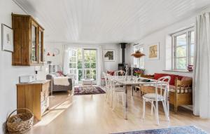 una cucina e un soggiorno con tavolo e sedie di Nice Home In Gilleleje With Wifi a Gilleleje