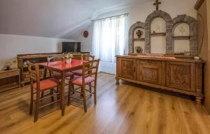 Dapur atau dapur kecil di Amazing Apartment In Senj With Wifi