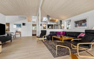Un lugar para sentarse en Nice Home In Knebel With House Sea View