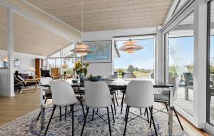 Un lugar para sentarse en Nice Home In Knebel With House Sea View