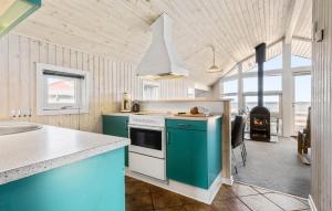 Η κουζίνα ή μικρή κουζίνα στο 2 Bedroom Lovely Home In Otterup