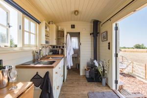 een keuken in een tiny house bij The Romney by Bloom Stays in Ashford +33 foto's