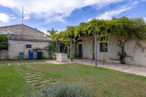 Una casa con enredaderas creciendo a un lado. en Villa Antica Aia Relax, en Scicli