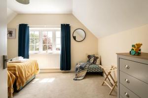 Giường trong phòng chung tại Upper Wing - Norfolk Cottage Agency