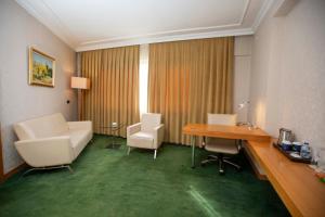 A seating area at Anemon Grand Manisa Otel