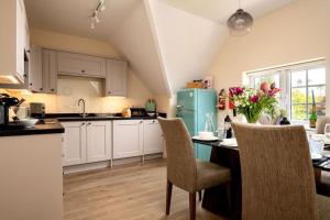 Nhà bếp/bếp nhỏ tại Upper Wing - Norfolk Cottage Agency