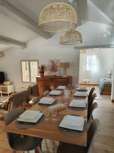 ein Esszimmer mit einem großen Holztisch mit Stühlen in der Unterkunft Le Mas de la Rode in Saumane