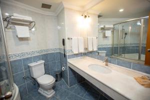 A bathroom at Anemon Grand Manisa Otel