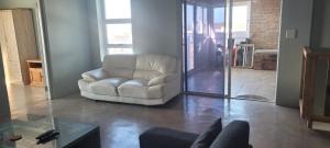 sala de estar con silla blanca y mesa en Frances 10 Unit 2, en Struisbaai