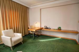 A seating area at Anemon Grand Manisa Otel