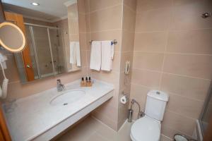 A bathroom at Anemon Grand Manisa Otel