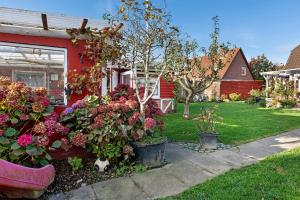 una casa con flores delante de un patio en Ferienhaus Wallenstein, en Kappeln