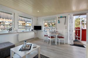 Una sala de estar con una mesa y un comedor. en Ferienhaus Wallenstein, en Kappeln