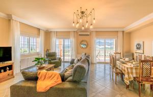 un soggiorno con divano e sala da pranzo di Villa Carmela a Baena