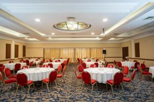 A restaurant or other place to eat at Anemon Grand Manisa Otel