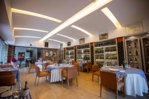 A restaurant or other place to eat at Anemon Grand Manisa Otel