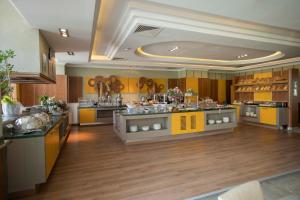 A restaurant or other place to eat at Anemon Grand Manisa Otel